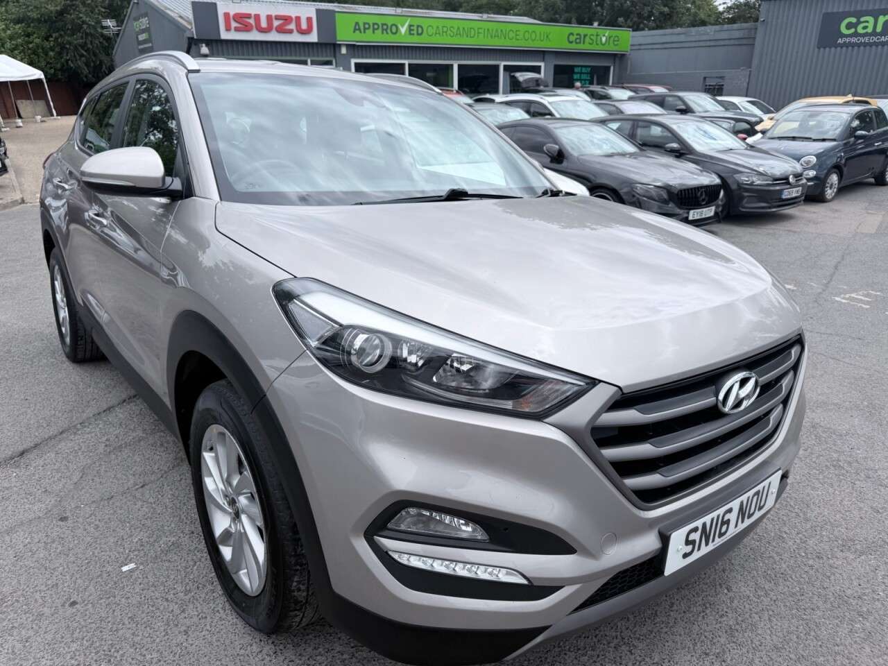 A 2016 HYUNDAI TUCSON Beige 1.7 CRDi Blue Drive SE Nav SUV, 66,000 miles, Euro 6, 6-Speed manual, A 2016 HYUNDAI TUCSON Beige 1.7 CRDi Blue Drive SE Nav SUV, 66,000 miles, Euro 6, 6-Speed manual,