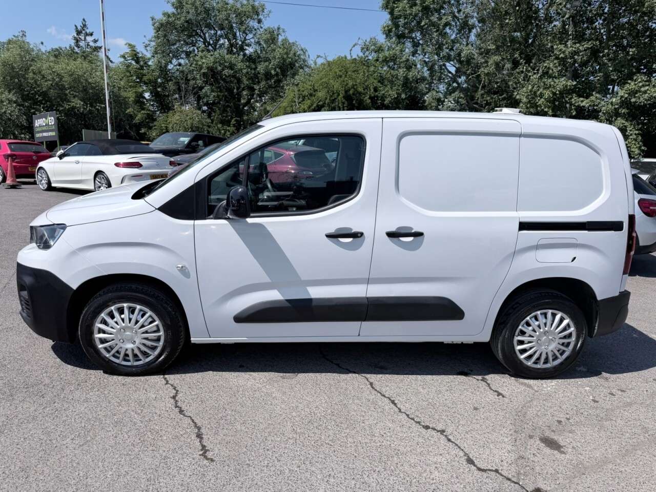 A 2022 PEUGEOT PARTNER White 1.5 BlueHDi Professional Premium van, 64,600 miles, Euro 6, 6-Speed m A 2022 PEUGEOT PARTNER White 1.5 BlueHDi Professional Premium van, 64,600 miles, Euro 6, 6-Speed m