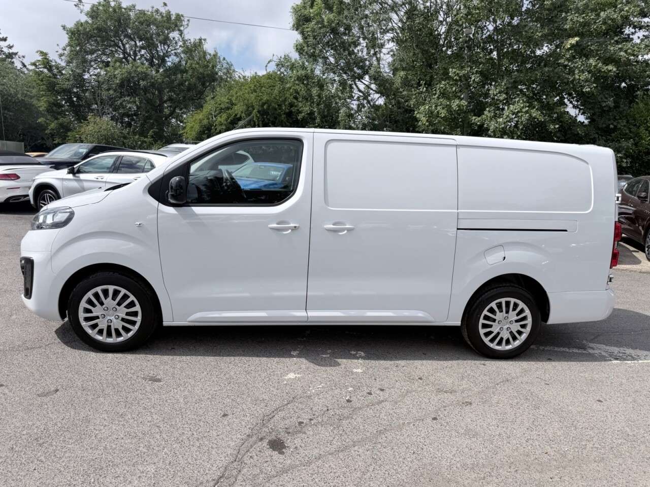 A 2023 VAUXHALL VIVARO White 1.5 Turbo D 2900 Pro L2 van, 59,300 miles, Euro 6, 6-Speed manual, Sa A 2023 VAUXHALL VIVARO White 1.5 Turbo D 2900 Pro L2 van, 59,300 miles, Euro 6, 6-Speed manual, Sa