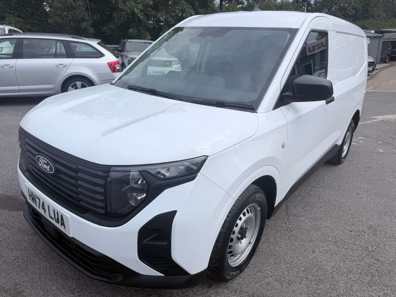 A 2024 FORD TRANSIT COURIER White 1.5 EcoBlue Leader van, 27,400 miles, Euro 6, 6-Speed manual, Air Con A 2024 FORD TRANSIT COURIER White 1.5 EcoBlue Leader van, 27,400 miles, Euro 6, 6-Speed manual, Air Con