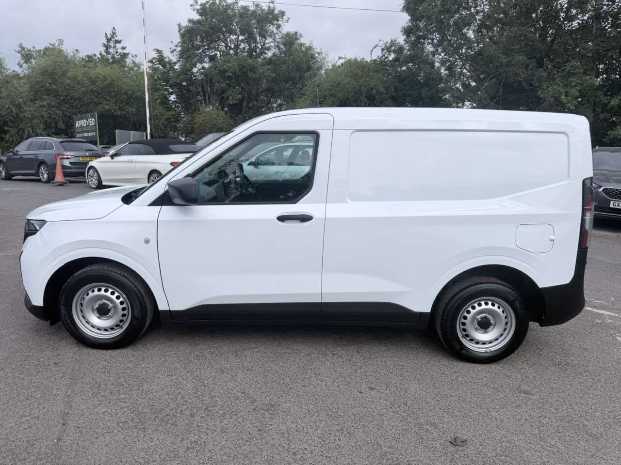 A 2024 FORD TRANSIT COURIER White 1.5 EcoBlue Leader van, 27,400 miles, Euro 6, 6-Speed manual, Air Con A 2024 FORD TRANSIT COURIER White 1.5 EcoBlue Leader van, 27,400 miles, Euro 6, 6-Speed manual, Air Con