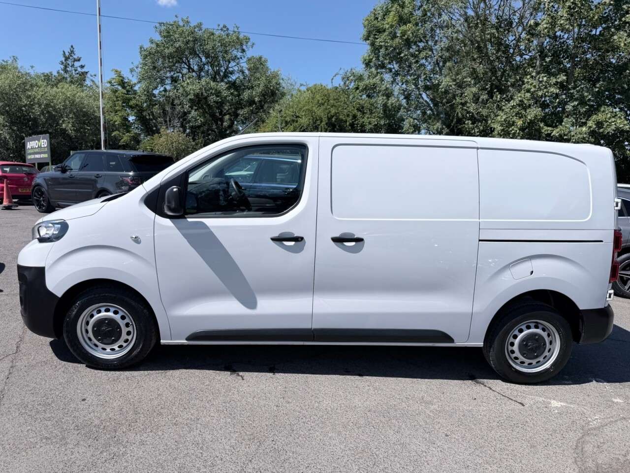 A 2023 PEUGEOT EXPERT White 1.5 BlueHDi Professional Premium+ MWB van, 21,000 miles, Euro 6, 6-Sp A 2023 PEUGEOT EXPERT White 1.5 BlueHDi Professional Premium+ MWB van, 21,000 miles, Euro 6, 6-Sp