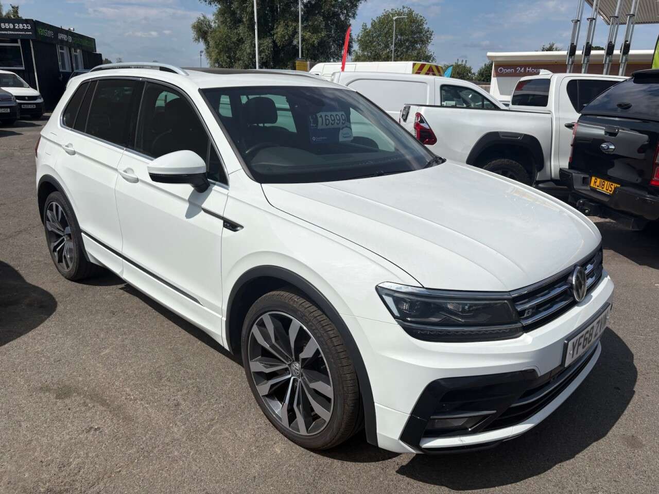 A 2018 VOLKSWAGEN TIGUAN White 2.0 TDI R-Line SUV, 74,500 miles, Euro 6, DSG 4Motion, Panoramic roof A 2018 VOLKSWAGEN TIGUAN White 2.0 TDI R-Line SUV, 74,500 miles, Euro 6, DSG 4Motion, Panoramic roof