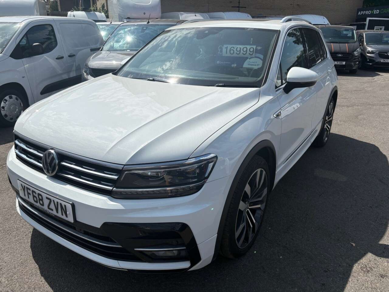 A 2018 VOLKSWAGEN TIGUAN White 2.0 TDI R-Line SUV, 74,500 miles, Euro 6, DSG 4Motion, Panoramic roof A 2018 VOLKSWAGEN TIGUAN White 2.0 TDI R-Line SUV, 74,500 miles, Euro 6, DSG 4Motion, Panoramic roof