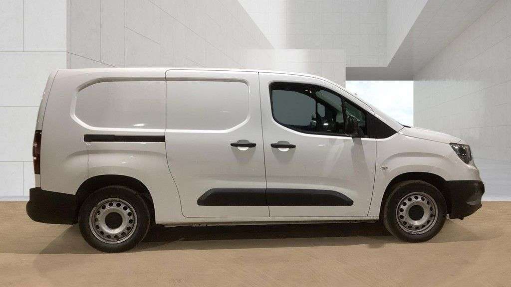 A 2022 VAUXHALL COMBO White 1.5 Turbo D 2300 Dynamic L2 van, 68,400 miles, Euro 6, 6-Speed manual A 2022 VAUXHALL COMBO White 1.5 Turbo D 2300 Dynamic L2 van, 68,400 miles, Euro 6, 6-Speed manual