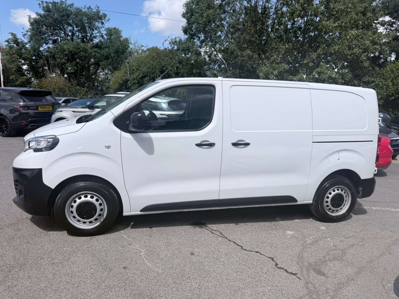 A 2023 PEUGEOT EXPERT White 2.0 BlueHDi 1400 Professional+ MWB Van, 30,300 miles, Euro 6, 6-Speed A 2023 PEUGEOT EXPERT White 2.0 BlueHDi 1400 Professional+ MWB Van, 30,300 miles, Euro 6, 6-Speed