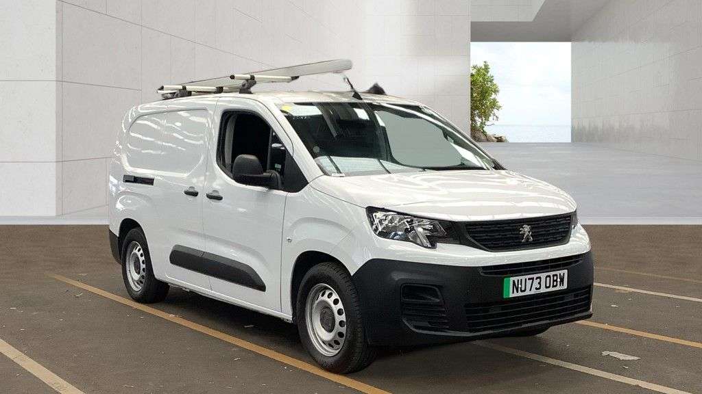 A 2023 PEUGEOT E-PARTNER White 750 50kWh Professional+ LWB Van, 18,100 miles, EV, Automatic, CarPlay A 2023 PEUGEOT E-PARTNER White 750 50kWh Professional+ LWB Van, 18,100 miles, EV, Automatic, CarPlay