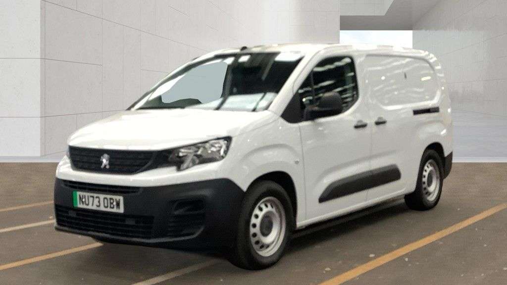 A 2023 PEUGEOT E-PARTNER White 750 50kWh Professional+ LWB Van, 18,100 miles, EV, Automatic, CarPlay A 2023 PEUGEOT E-PARTNER White 750 50kWh Professional+ LWB Van, 18,100 miles, EV, Automatic, CarPlay