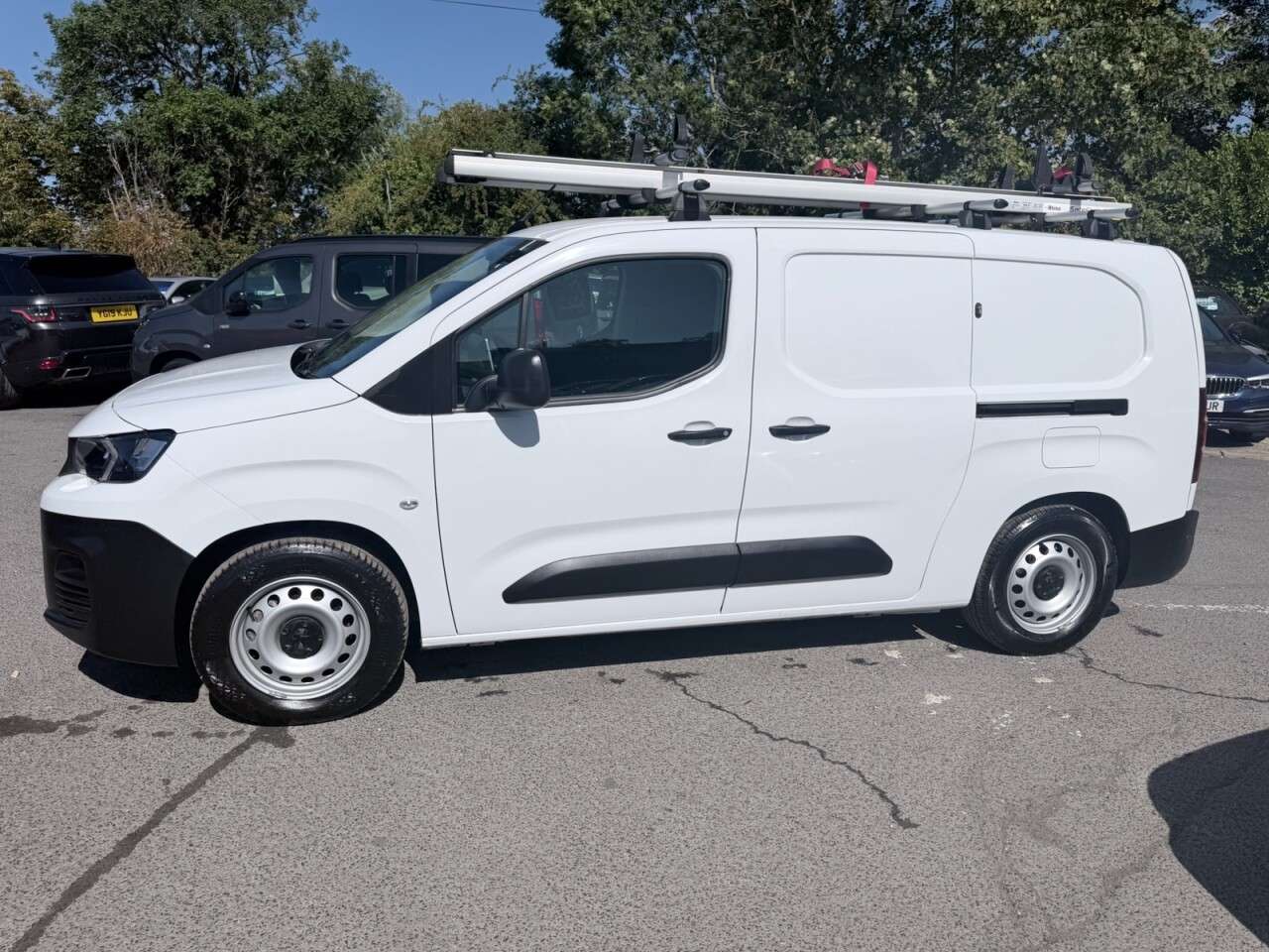 A 2023 PEUGEOT E-PARTNER White 750 50kWh Professional+ LWB Van, 18,100 miles, EV, Automatic, CarPlay A 2023 PEUGEOT E-PARTNER White 750 50kWh Professional+ LWB Van, 18,100 miles, EV, Automatic, CarPlay