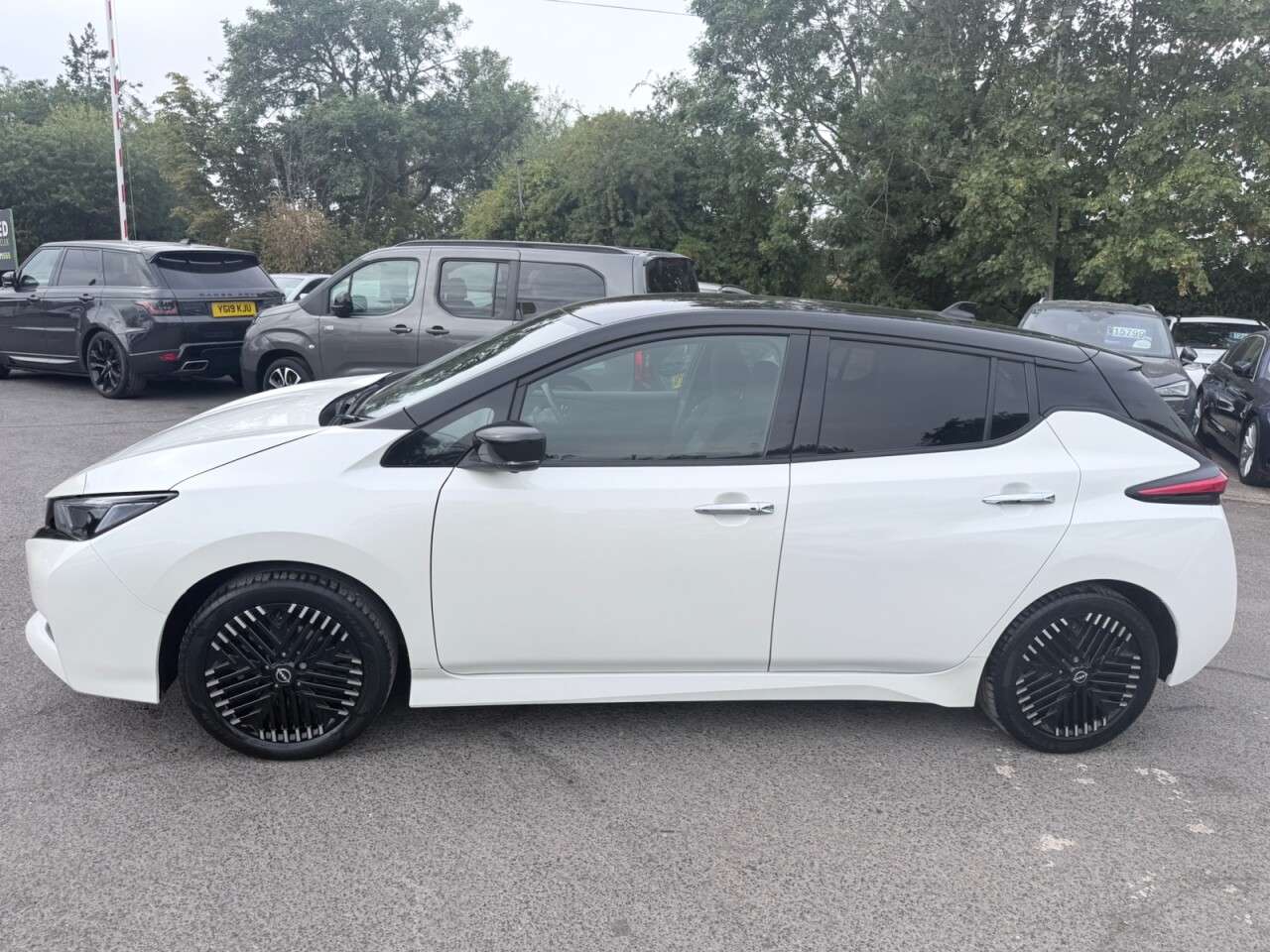 A 2022 NISSAN LEAF White 39kWh N-Connecta EV, 12,988 miles, Automatic, 360° camera, heated sea A 2022 NISSAN LEAF White 39kWh N-Connecta EV, 12,988 miles, Automatic, 360° camera, heated sea