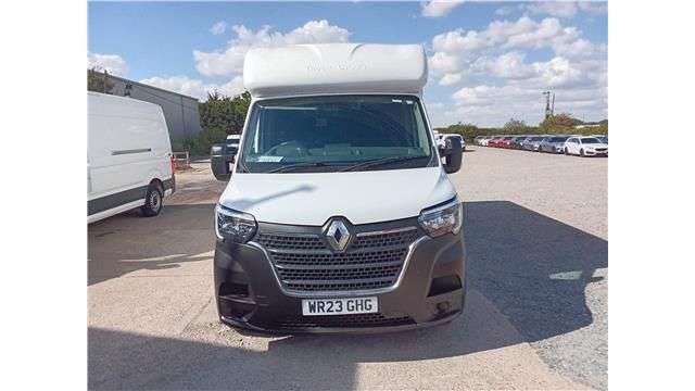 A 2023 RENAULT MASTER White 2.3 dCi Low Loader Luton, 84,200 miles, Euro 6, 6-Speed manual, Bluet A 2023 RENAULT MASTER White 2.3 dCi Low Loader Luton, 84,200 miles, Euro 6, 6-Speed manual, Bluet