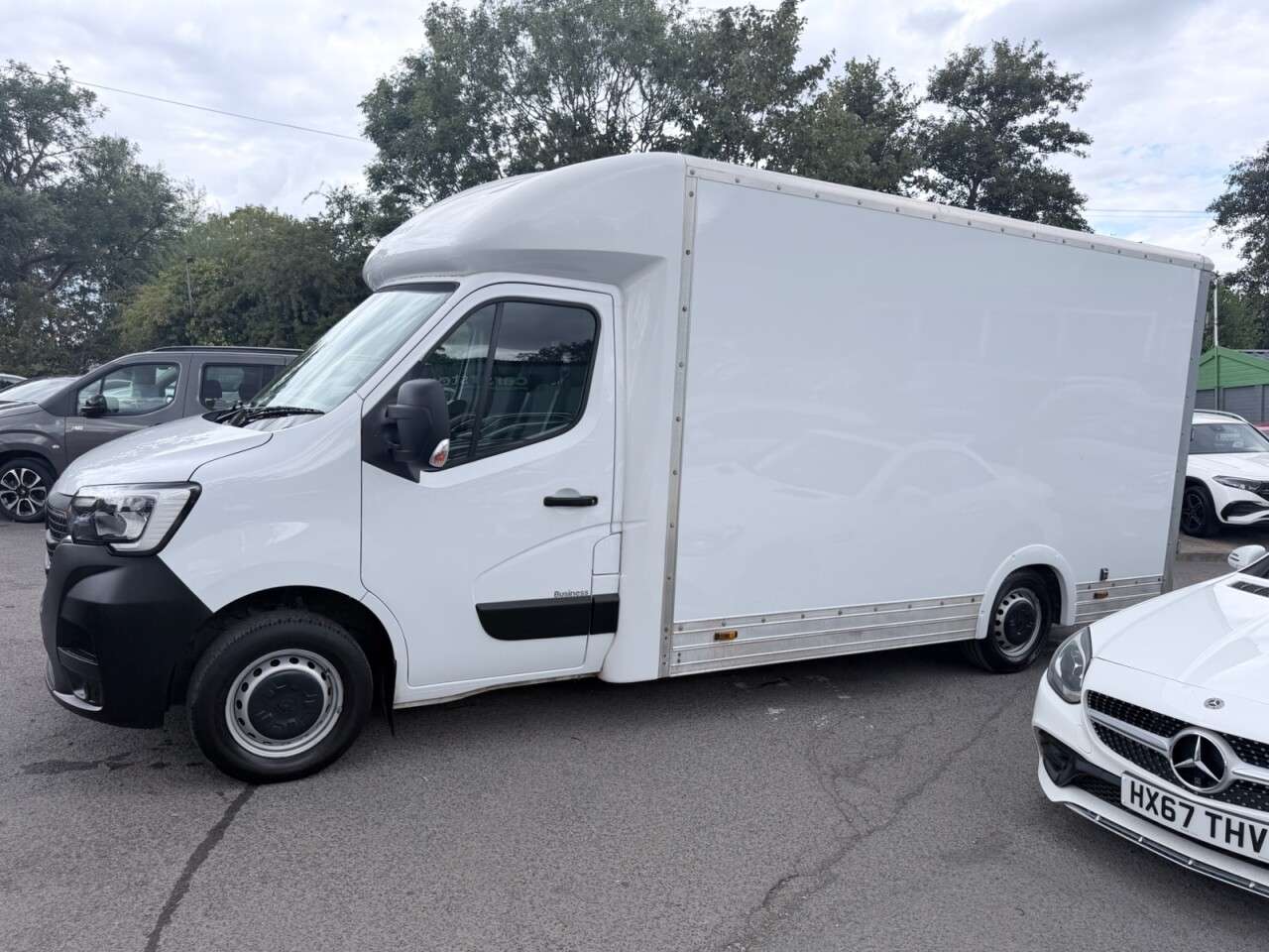 A 2023 RENAULT MASTER White 2.3 dCi Low Loader Luton, 84,200 miles, Euro 6, 6-Speed manual, Bluet A 2023 RENAULT MASTER White 2.3 dCi Low Loader Luton, 84,200 miles, Euro 6, 6-Speed manual, Bluet