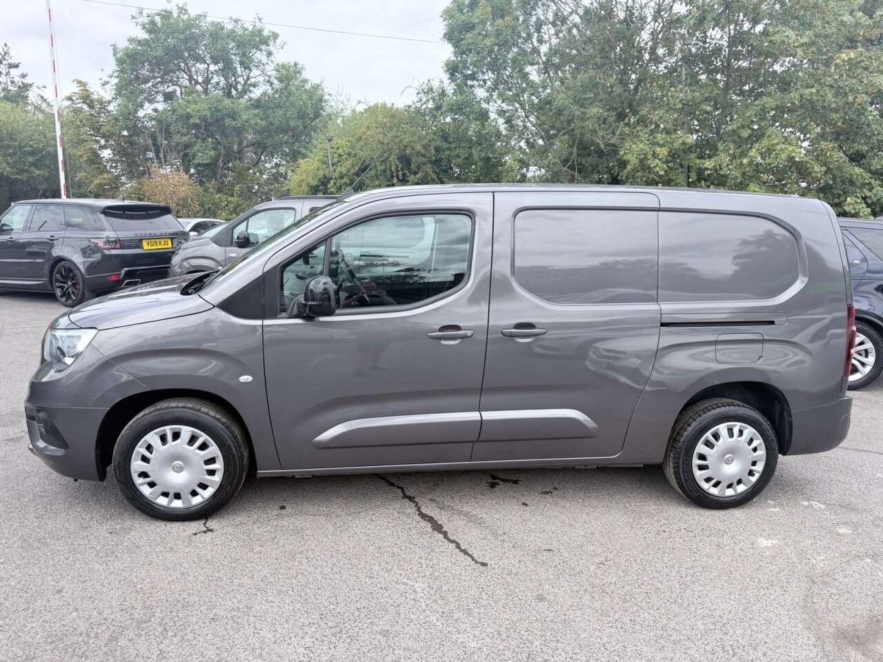 A 2023 VAUXHALL COMBO Grey 1.5 Turbo D 2300 Pro L2 Van, 48,400 miles, Euro 6, 6-Speed manual, Sat A 2023 VAUXHALL COMBO Grey 1.5 Turbo D 2300 Pro L2 Van, 48,400 miles, Euro 6, 6-Speed manual, Sat