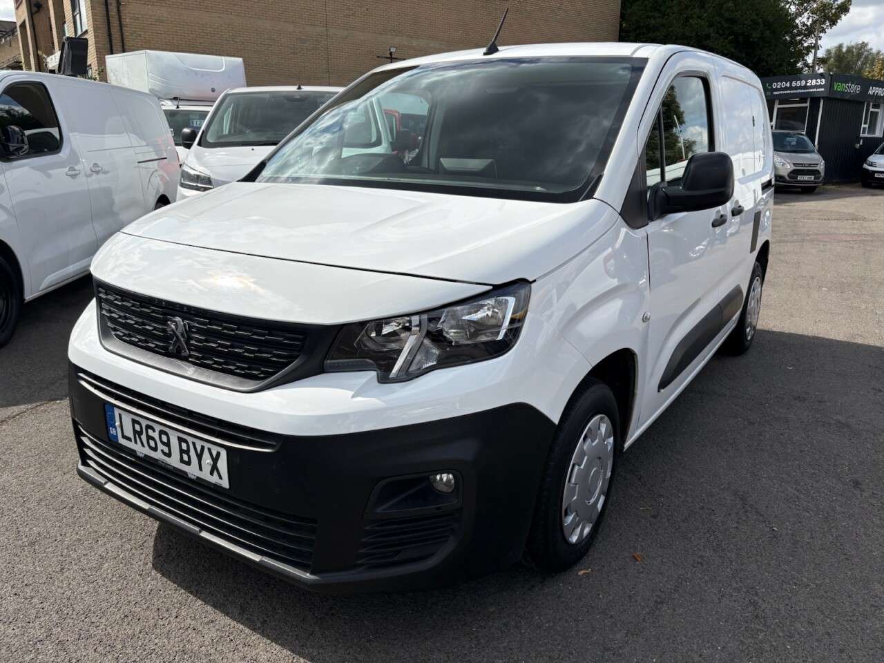 A 2019 PEUGEOT PARTNER White 1.5 BlueHDi 650 Professional SWB Van, 69,000 miles, Euro 6, 6-Speed m A 2019 PEUGEOT PARTNER White 1.5 BlueHDi 650 Professional SWB Van, 69,000 miles, Euro 6, 6-Speed m