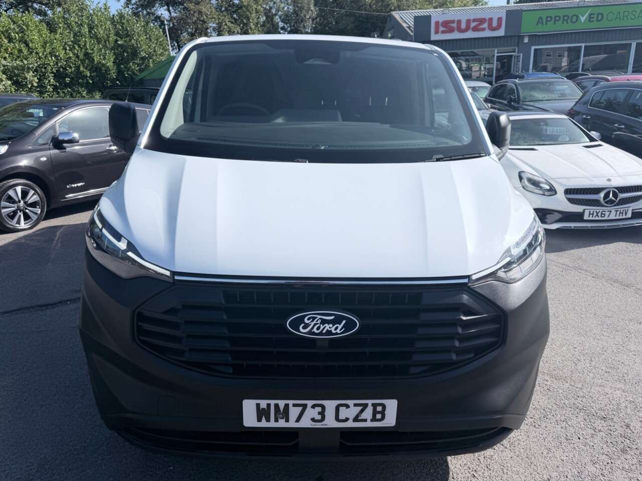 A 2023 FORD TRANSIT CUSTOM White 2.0 320 EcoBlue Leader L2 H1 Van, 13,100 miles, Euro 6, 6-speed manua A 2023 FORD TRANSIT CUSTOM White 2.0 320 EcoBlue Leader L2 H1 Van, 13,100 miles, Euro 6, 6-speed manua