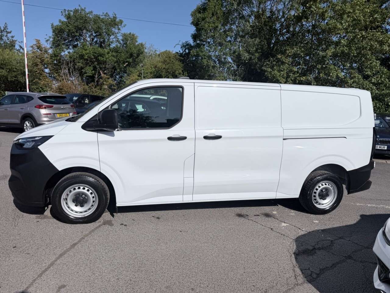 A 2023 FORD TRANSIT CUSTOM White 2.0 320 EcoBlue Leader L2 H1 Van, 13,100 miles, Euro 6, 6-speed manua A 2023 FORD TRANSIT CUSTOM White 2.0 320 EcoBlue Leader L2 H1 Van, 13,100 miles, Euro 6, 6-speed manua