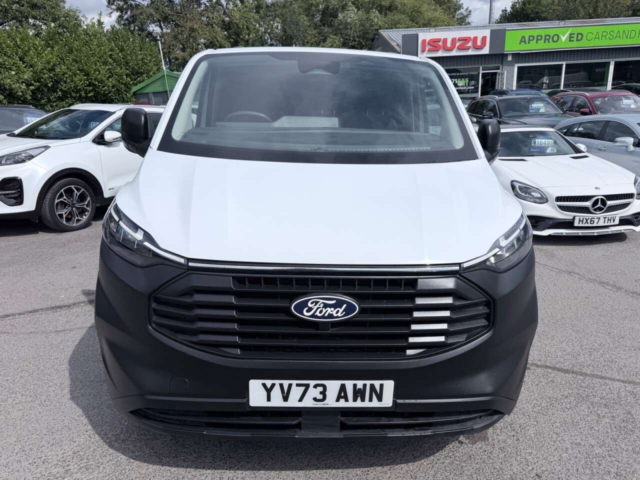 A 2024 FORD TRANSIT CUSTOM White 2.0 320 EcoBlue Leader L2 H1 Van, 42,960 miles, Euro 6, 6-speed manua A 2024 FORD TRANSIT CUSTOM White 2.0 320 EcoBlue Leader L2 H1 Van, 42,960 miles, Euro 6, 6-speed manua