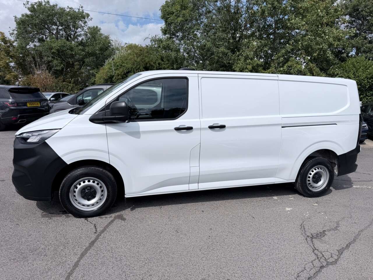 A 2024 FORD TRANSIT CUSTOM White 2.0 320 EcoBlue Leader L2 H1 Van, 42,960 miles, Euro 6, 6-speed manua A 2024 FORD TRANSIT CUSTOM White 2.0 320 EcoBlue Leader L2 H1 Van, 42,960 miles, Euro 6, 6-speed manua