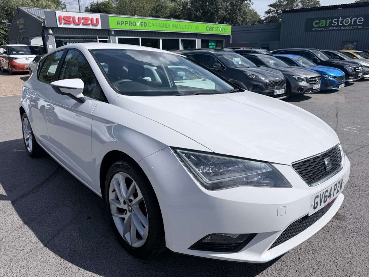 A 2015 SEAT LEON White 1.6 TDI CR SE Hatchback, 29,442 miles, Euro 5, 5-speed manual, 16in a A 2015 SEAT LEON White 1.6 TDI CR SE Hatchback, 29,442 miles, Euro 5, 5-speed manual, 16in a