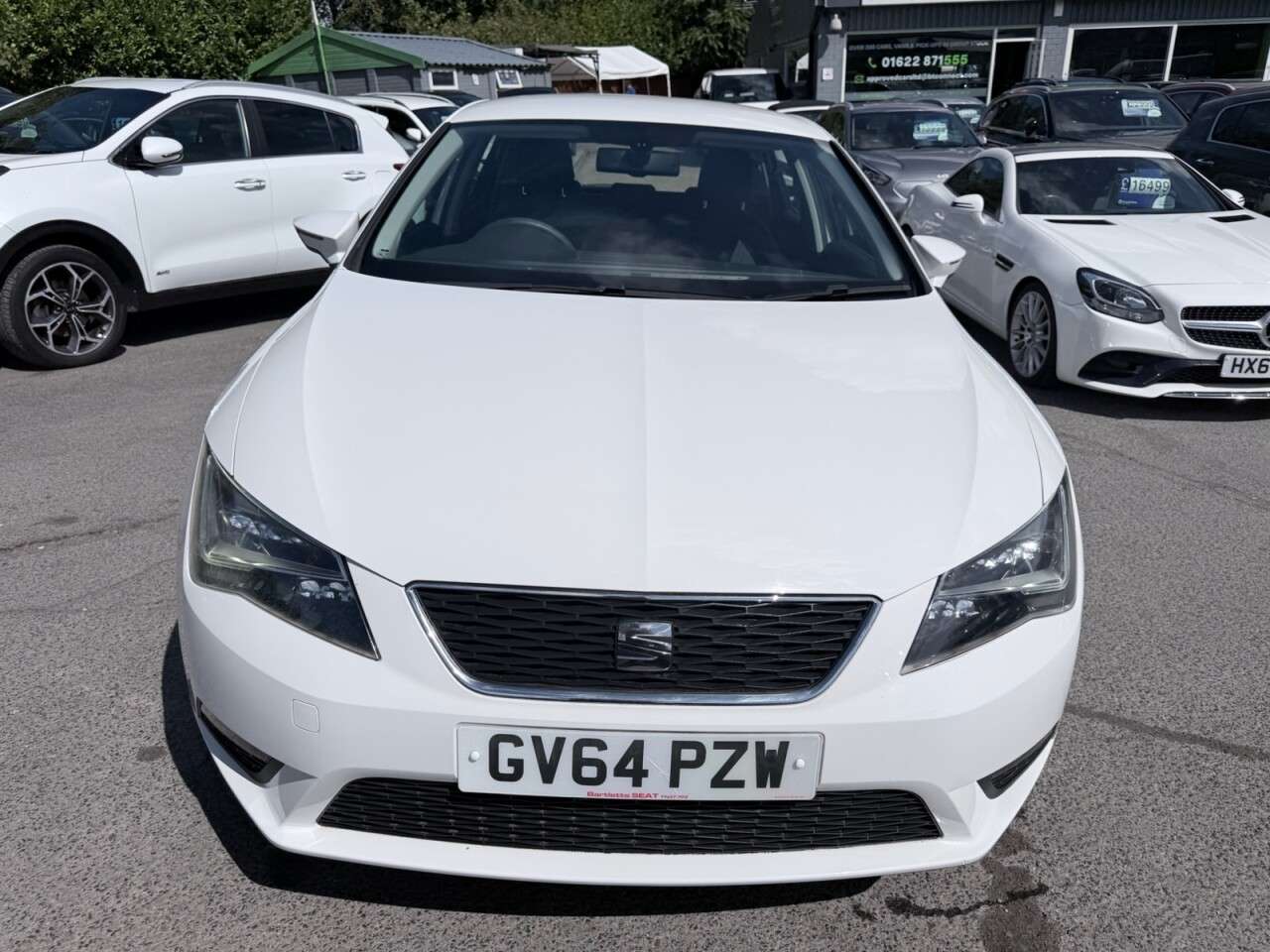 A 2015 SEAT LEON White 1.6 TDI CR SE Hatchback, 29,442 miles, Euro 5, 5-speed manual, 16in a A 2015 SEAT LEON White 1.6 TDI CR SE Hatchback, 29,442 miles, Euro 5, 5-speed manual, 16in a