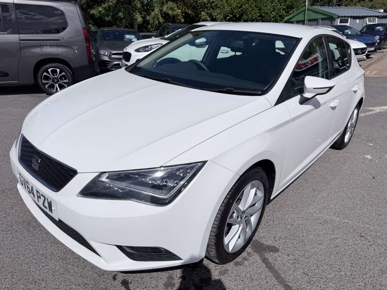A 2015 SEAT LEON White 1.6 TDI CR SE Hatchback, 29,442 miles, Euro 5, 5-speed manual, 16in a A 2015 SEAT LEON White 1.6 TDI CR SE Hatchback, 29,442 miles, Euro 5, 5-speed manual, 16in a