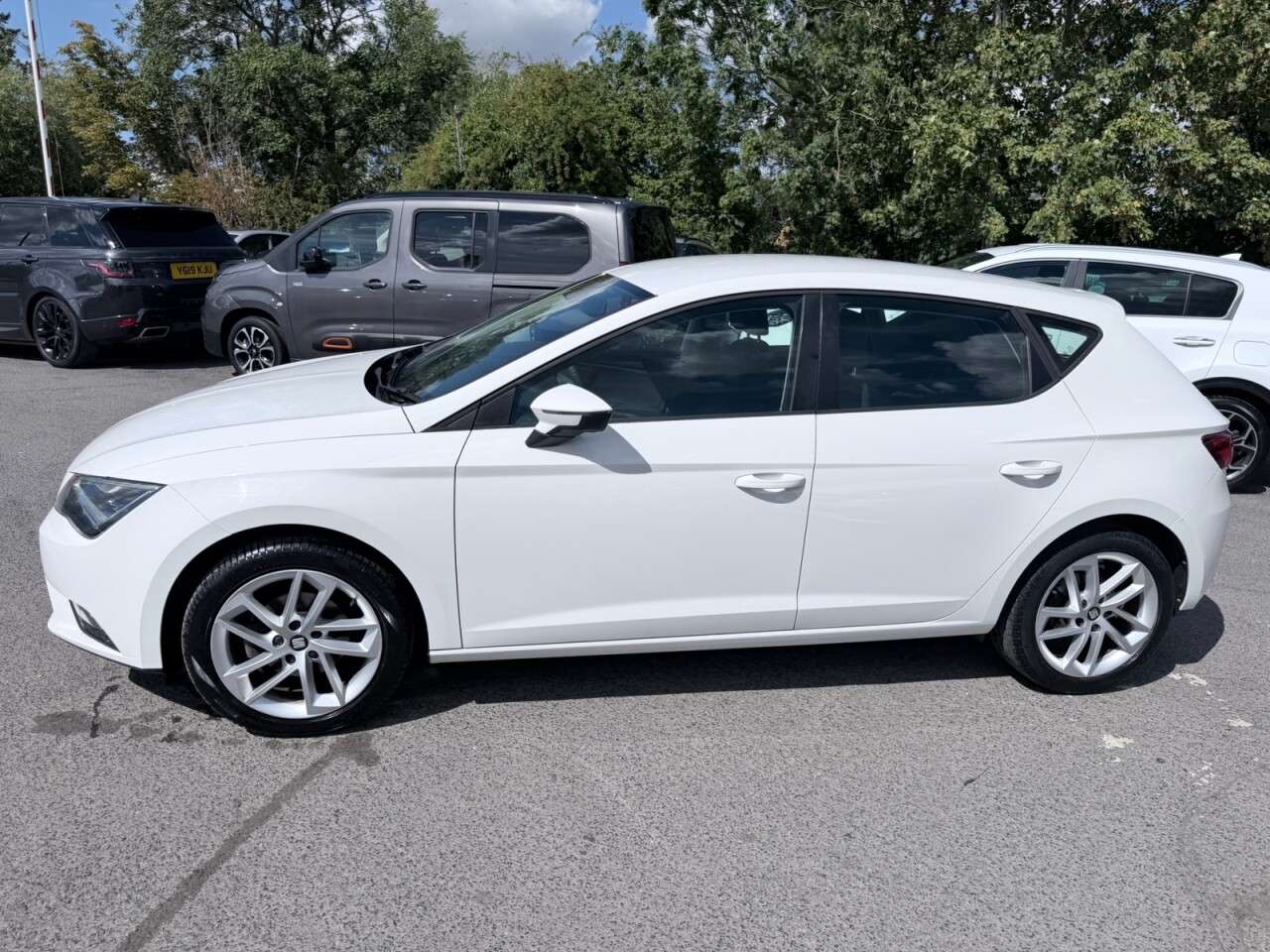 A 2015 SEAT LEON White 1.6 TDI CR SE Hatchback, 29,442 miles, Euro 5, 5-speed manual, 16in a A 2015 SEAT LEON White 1.6 TDI CR SE Hatchback, 29,442 miles, Euro 5, 5-speed manual, 16in a