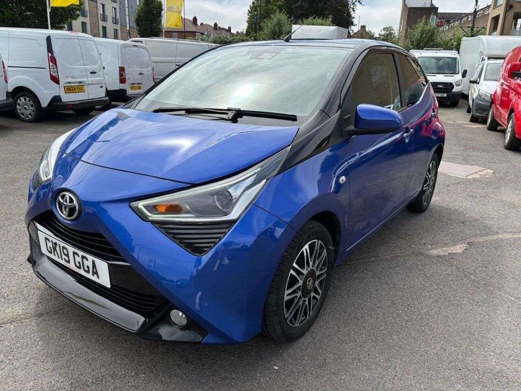 A 2019 TOYOTA AYGO Metallic blue 1.0 VVT-i x-clusiv, Full Main dealer history, Euro 6, Rear ca A 2019 TOYOTA AYGO Metallic blue 1.0 VVT-i x-clusiv, Full Main dealer history, Euro 6, Rear ca