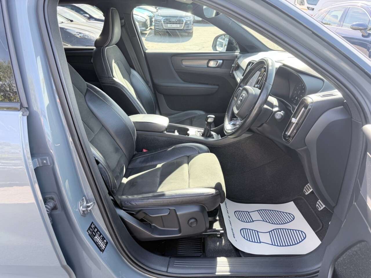 2020 VOLVO XC40 2020 VOLVO XC40