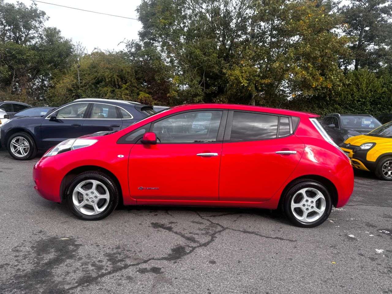 A 2016 NISSAN LEAF Red 30kWh Acenta EV, 46,300 miles, fully automatic, 16in alloys, A/C, Bluet A 2016 NISSAN LEAF Red 30kWh Acenta EV, 46,300 miles, fully automatic, 16in alloys, A/C, Bluet