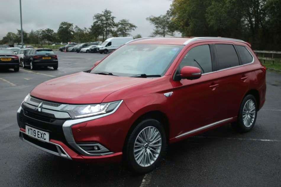A 2019 MITSUBISHI OUTLANDER PHEV 4HS A 2019 MITSUBISHI OUTLANDER PHEV 4HS