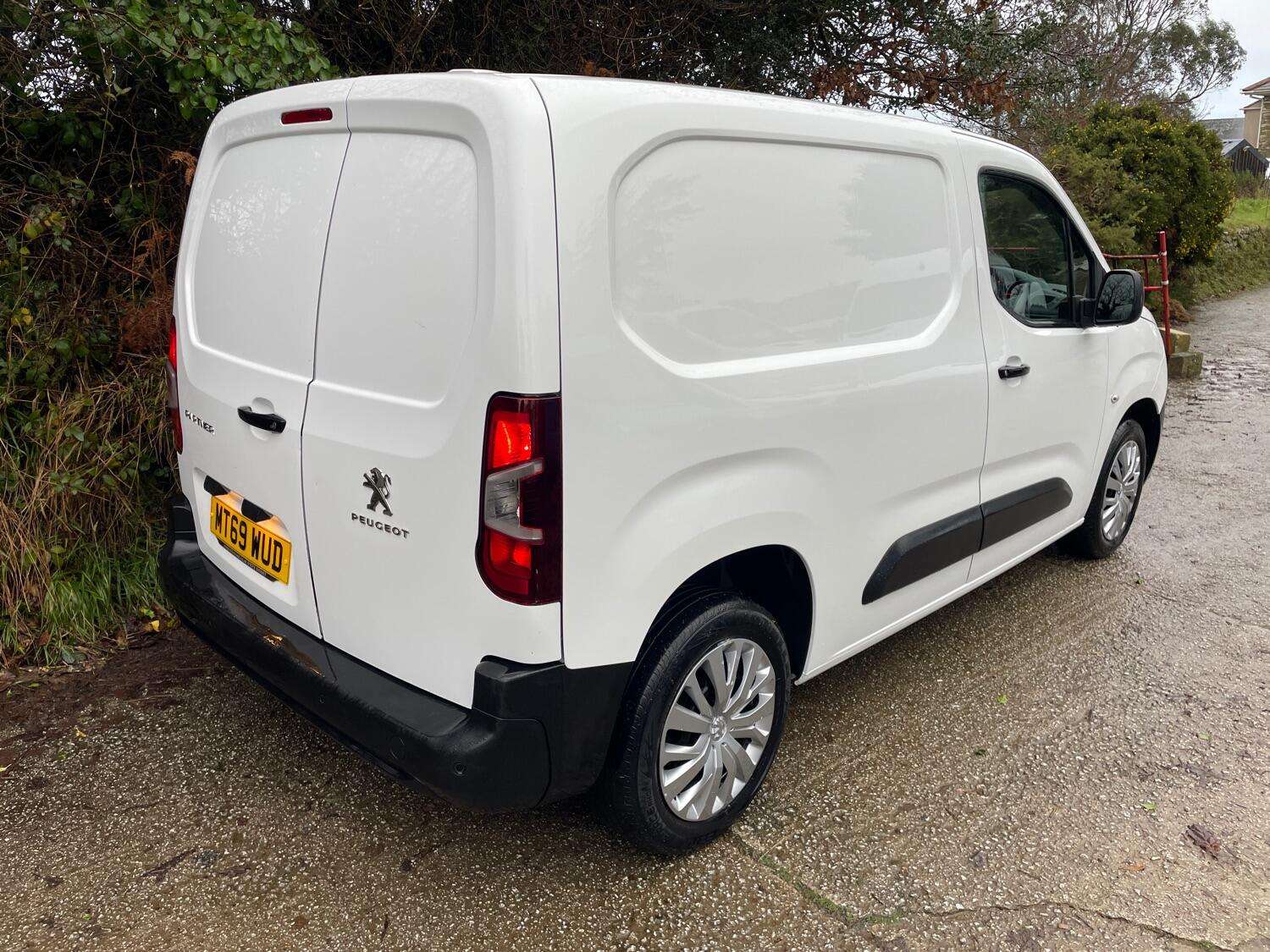 A 2019 PEUGEOT PARTNER 1.5 BlueHDi 1000 Professional A 2019 PEUGEOT PARTNER 1.5 BlueHDi 1000 Professional