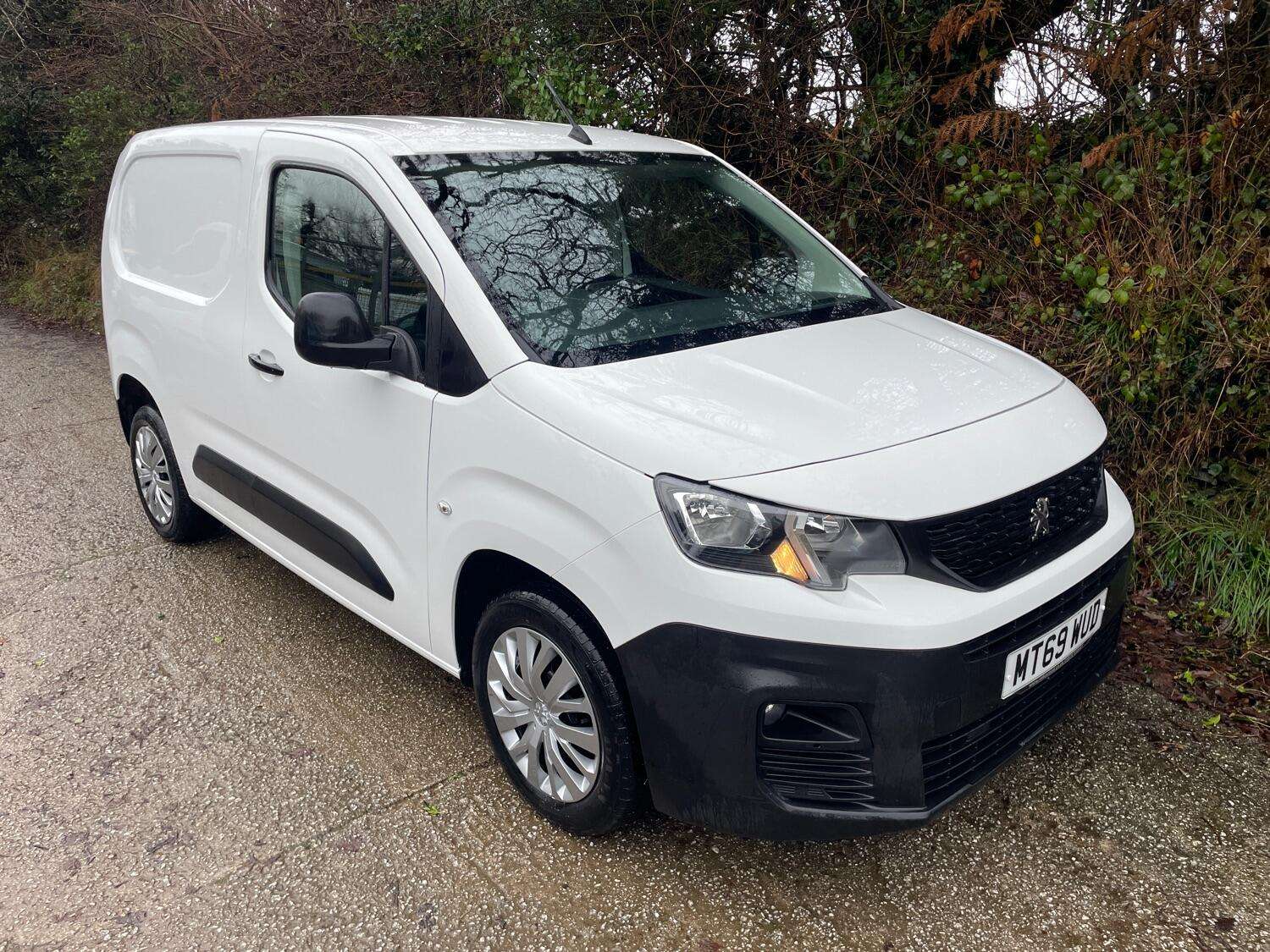 A 2019 PEUGEOT PARTNER 1.5 BlueHDi 1000 Professional A 2019 PEUGEOT PARTNER 1.5 BlueHDi 1000 Professional