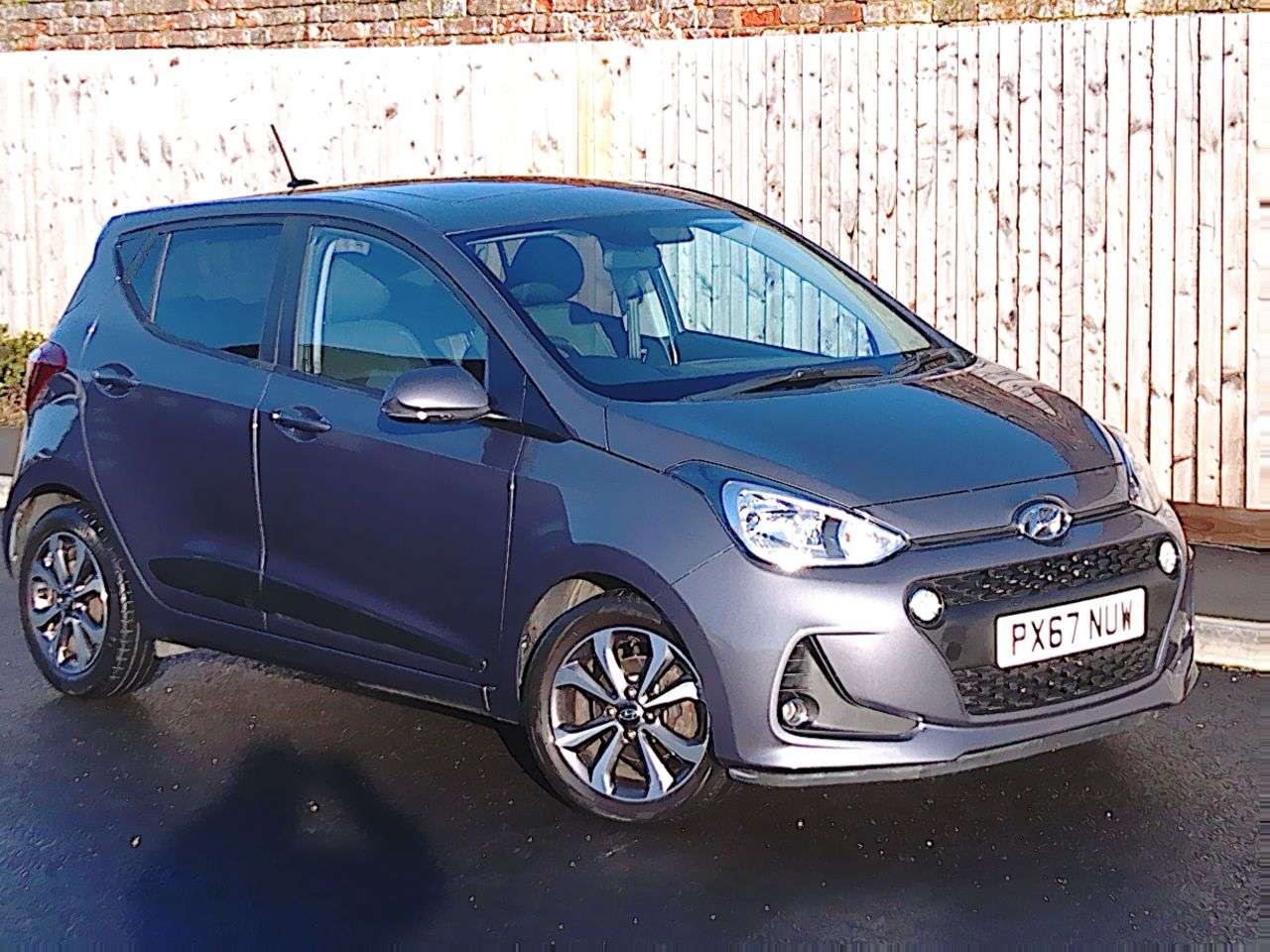 A 2017 HYUNDAI I10 1.2 Premium SE Hatchback 5dr Petrol Manual Euro 6 (87 ps) FURTHER SERVICE & A 2017 HYUNDAI I10 1.2 Premium SE Hatchback 5dr Petrol Manual Euro 6 (87 ps) FURTHER SERVICE &