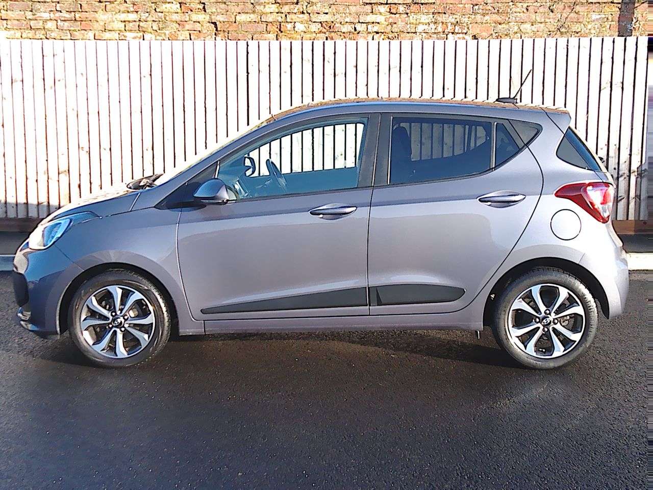 A 2017 HYUNDAI I10 1.2 Premium SE Hatchback 5dr Petrol Manual Euro 6 (87 ps) FURTHER SERVICE & A 2017 HYUNDAI I10 1.2 Premium SE Hatchback 5dr Petrol Manual Euro 6 (87 ps) FURTHER SERVICE &