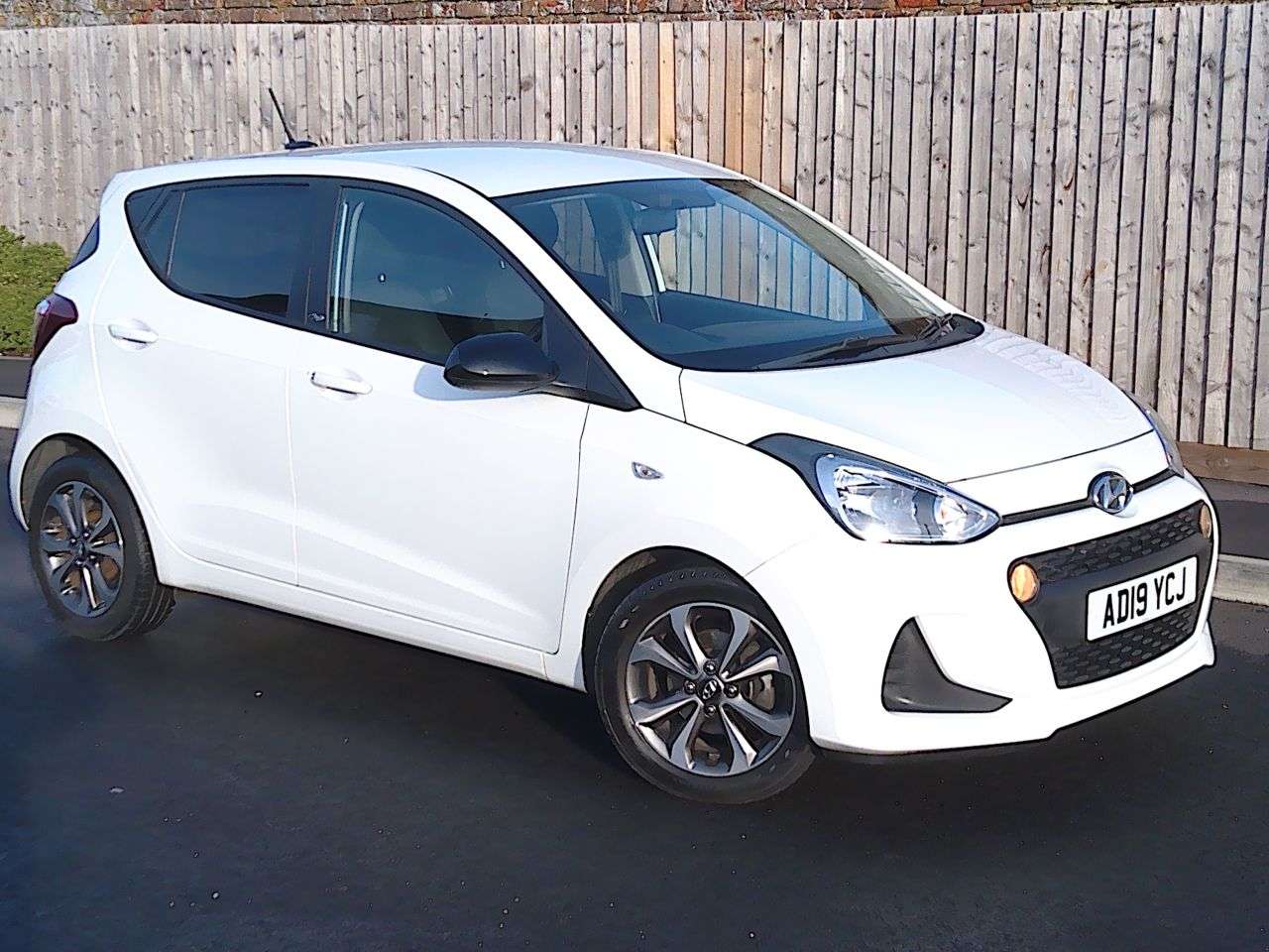 A 2019 HYUNDAI I10 1.0 Play Hatchback 5dr Petrol Manual Euro 6 (67 ps) SERVICE, 12M MOT & 6M W A 2019 HYUNDAI I10 1.0 Play Hatchback 5dr Petrol Manual Euro 6 (67 ps) SERVICE, 12M MOT & 6M W