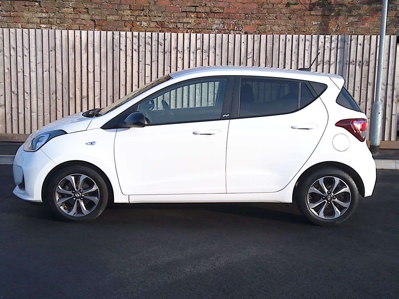 A 2019 HYUNDAI I10 1.0 Play Hatchback 5dr Petrol Manual Euro 6 (67 ps) SERVICE, 12M MOT & 6M W A 2019 HYUNDAI I10 1.0 Play Hatchback 5dr Petrol Manual Euro 6 (67 ps) SERVICE, 12M MOT & 6M W
