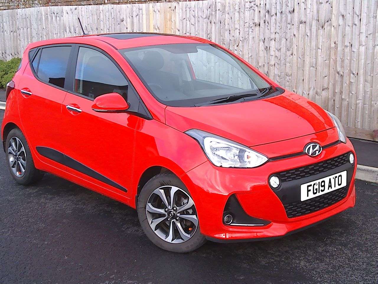 A 2019 HYUNDAI I10 1.2 Premium SE Hatchback 5dr Petrol Auto Euro 6 (87 ps) SERVICE, 12M MOT & A 2019 HYUNDAI I10 1.2 Premium SE Hatchback 5dr Petrol Auto Euro 6 (87 ps) SERVICE, 12M MOT &