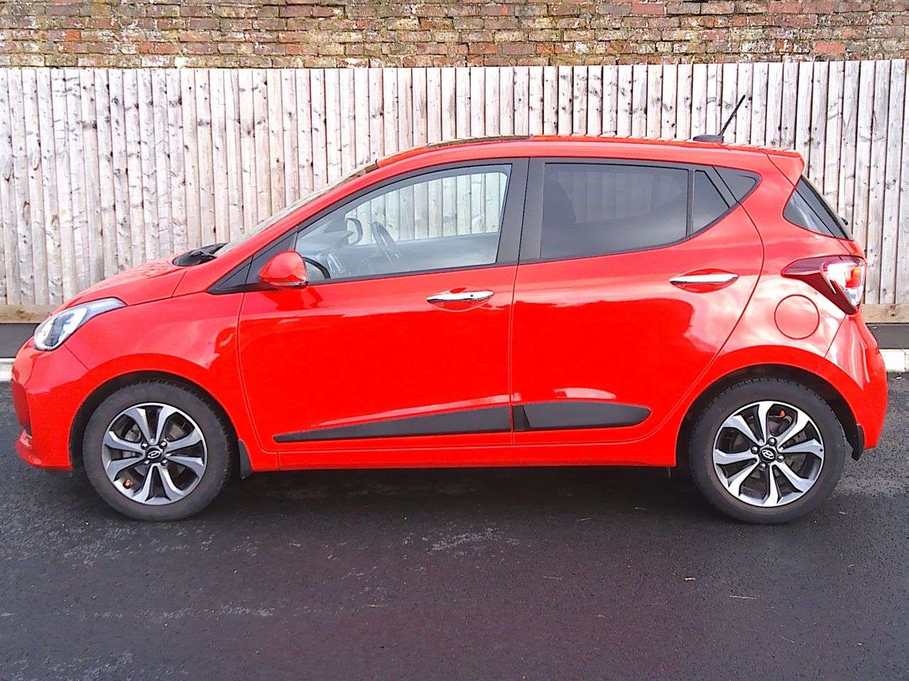 A 2019 HYUNDAI I10 1.2 Premium SE Hatchback 5dr Petrol Auto Euro 6 (87 ps) SERVICE, 12M MOT & A 2019 HYUNDAI I10 1.2 Premium SE Hatchback 5dr Petrol Auto Euro 6 (87 ps) SERVICE, 12M MOT &