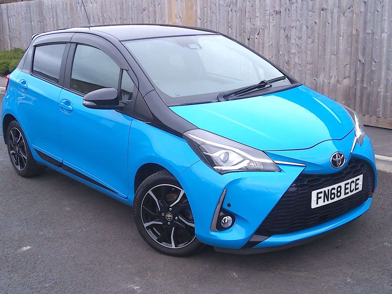 A 2018 TOYOTA YARIS 1.5 VVT-i Cyan Bi-Tone Hatchback 5dr Petrol Manual Euro 6 (111 ps) SERVICE A 2018 TOYOTA YARIS 1.5 VVT-i Cyan Bi-Tone Hatchback 5dr Petrol Manual Euro 6 (111 ps) SERVICE