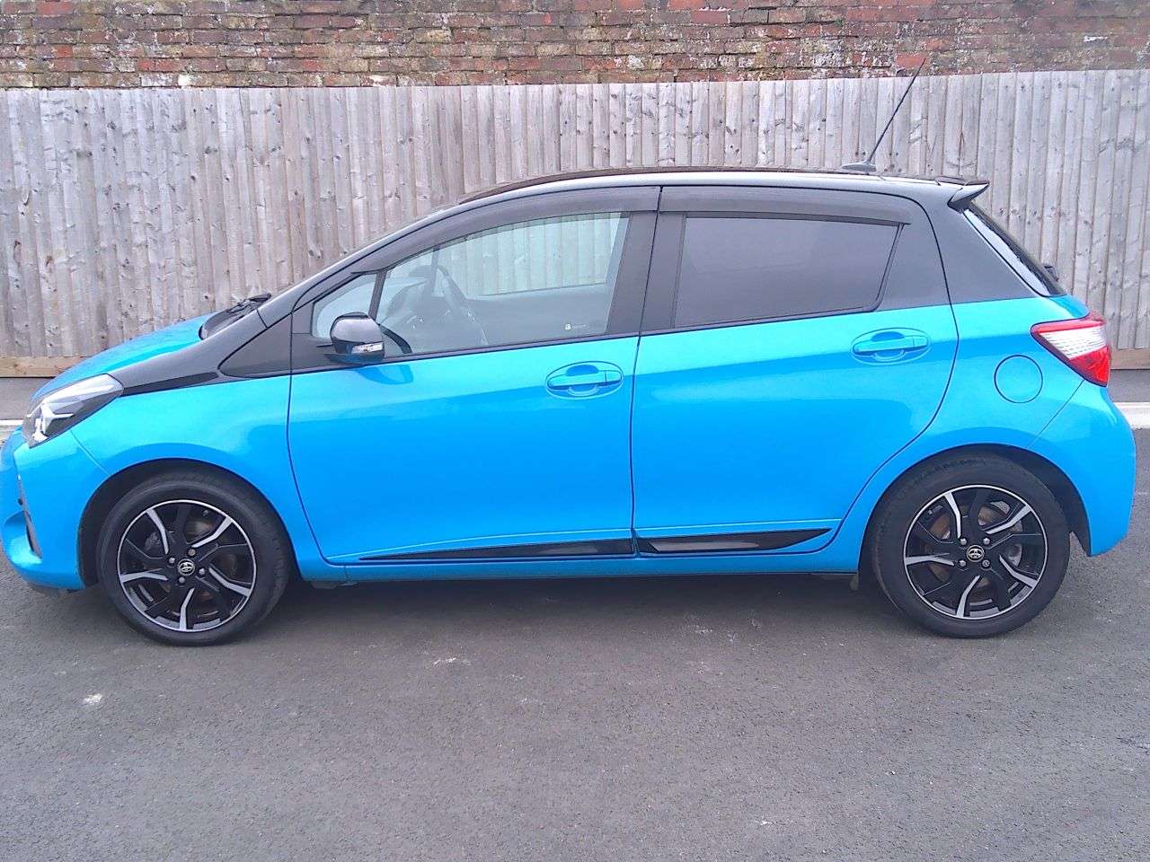 A 2018 TOYOTA YARIS 1.5 VVT-i Cyan Bi-Tone Hatchback 5dr Petrol Manual Euro 6 (111 ps) SERVICE A 2018 TOYOTA YARIS 1.5 VVT-i Cyan Bi-Tone Hatchback 5dr Petrol Manual Euro 6 (111 ps) SERVICE