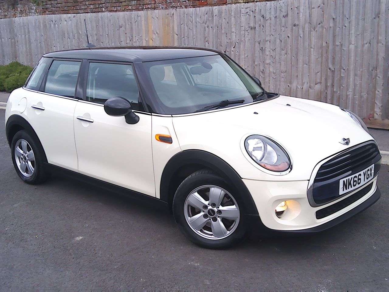 A 2016 MINI HATCH 1.5 Cooper Hatchback 5dr Petrol Auto Euro 6 (s/s) (136 ps) FURTHER SERVICE A 2016 MINI HATCH 1.5 Cooper Hatchback 5dr Petrol Auto Euro 6 (s/s) (136 ps) FURTHER SERVICE