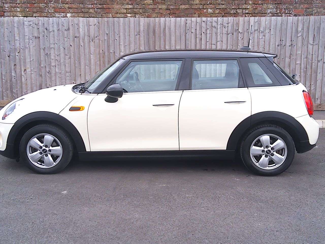 A 2016 MINI HATCH 1.5 Cooper Hatchback 5dr Petrol Auto Euro 6 (s/s) (136 ps) FURTHER SERVICE A 2016 MINI HATCH 1.5 Cooper Hatchback 5dr Petrol Auto Euro 6 (s/s) (136 ps) FURTHER SERVICE
