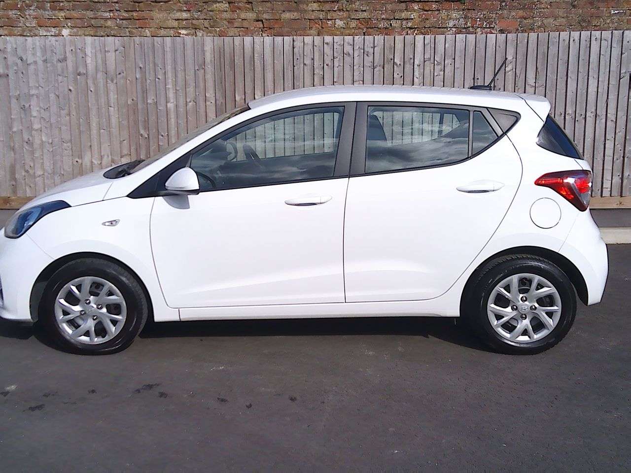 A 2018 HYUNDAI I10 1.2 SE Hatchback 5dr Petrol Manual Euro 6 (87 ps) 12M MOT & 6 MONTHS WARRAN A 2018 HYUNDAI I10 1.2 SE Hatchback 5dr Petrol Manual Euro 6 (87 ps) 12M MOT & 6 MONTHS WARRAN