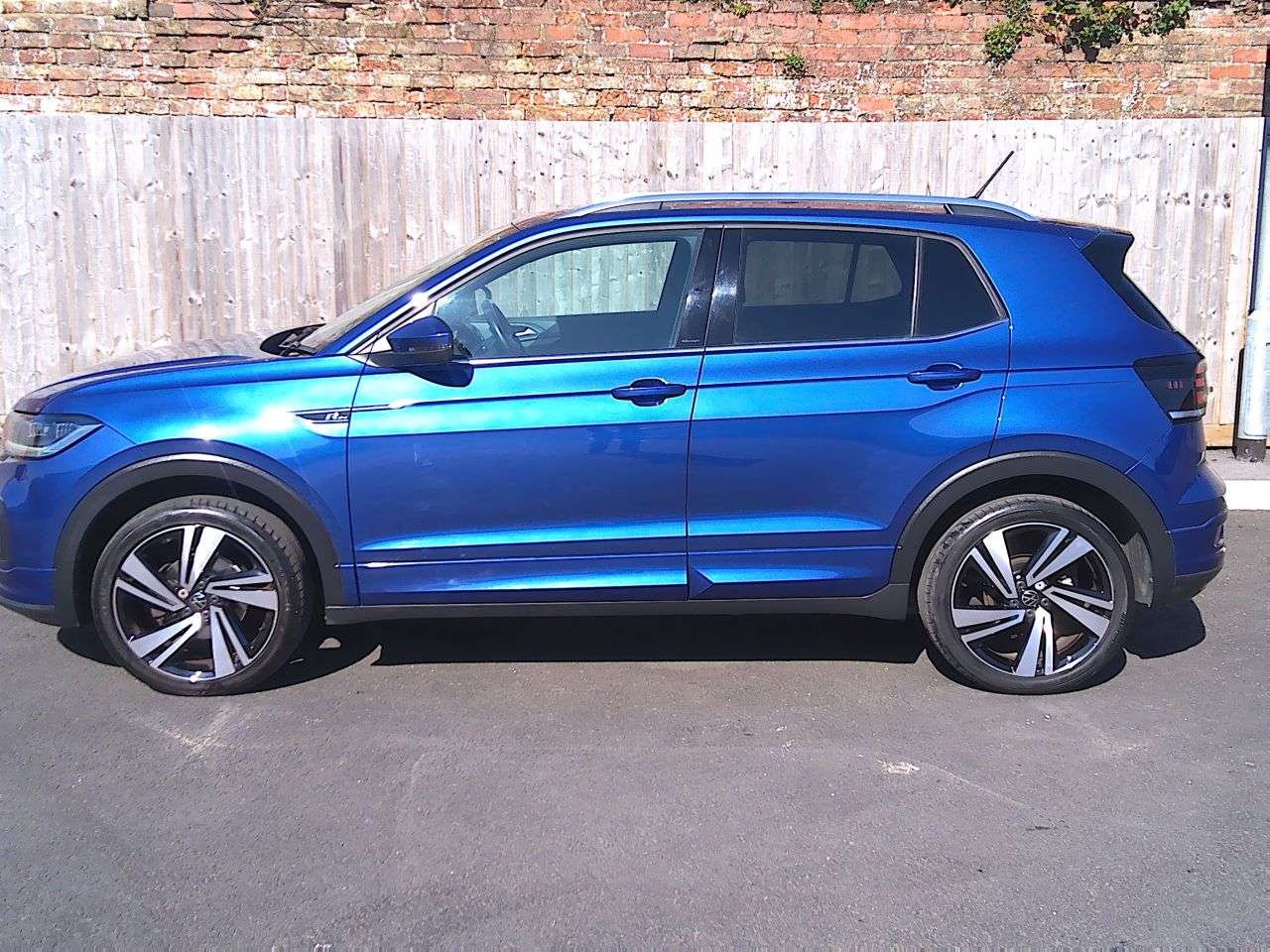 A 2023 VOLKSWAGEN T-CROSS 1.0 TSI R-Line SUV 5dr Petrol Manual Euro 6 (s/s) (110 ps) FVWSH+CRUISE+CLI A 2023 VOLKSWAGEN T-CROSS 1.0 TSI R-Line SUV 5dr Petrol Manual Euro 6 (s/s) (110 ps) FVWSH+CRUISE+CLI