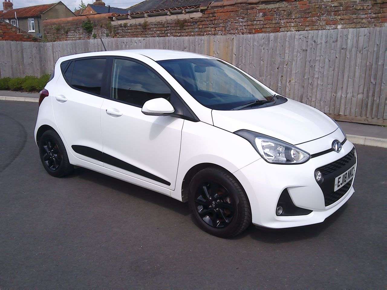 A 2018 HYUNDAI I10 1.2 Premium Hatchback 5dr Petrol Manual Euro 6 (87 ps) SERVICE, 12M MOT & 6 A 2018 HYUNDAI I10 1.2 Premium Hatchback 5dr Petrol Manual Euro 6 (87 ps) SERVICE, 12M MOT & 6