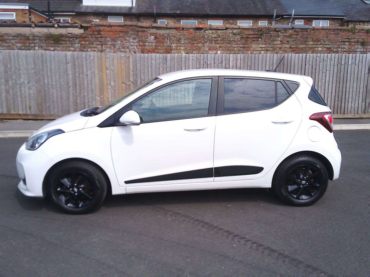 A 2018 HYUNDAI I10 1.2 Premium Hatchback 5dr Petrol Manual Euro 6 (87 ps) SERVICE, 12M MOT & 6 A 2018 HYUNDAI I10 1.2 Premium Hatchback 5dr Petrol Manual Euro 6 (87 ps) SERVICE, 12M MOT & 6