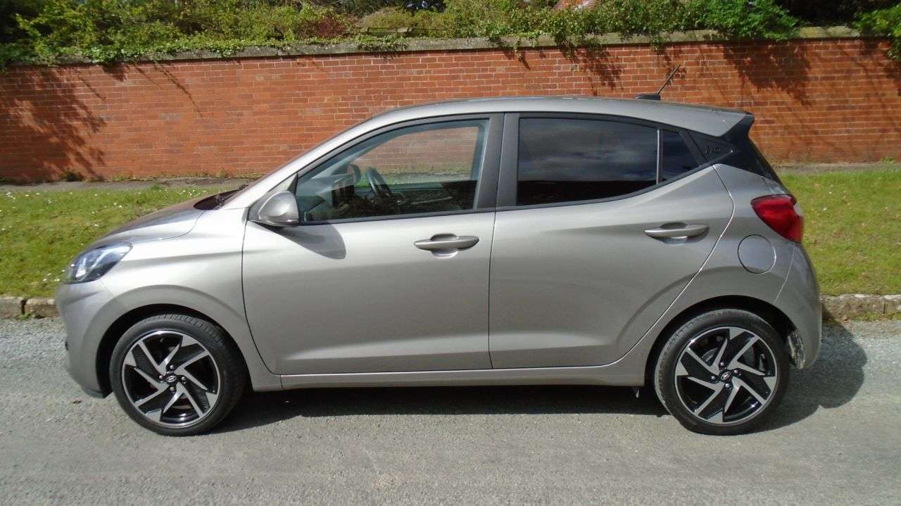 A 2021 HYUNDAI I10 1.0 Premium Hatchback 5dr Petrol Manual Euro 6 (s/s) (67 ps) 12M MOT & 6M W A 2021 HYUNDAI I10 1.0 Premium Hatchback 5dr Petrol Manual Euro 6 (s/s) (67 ps) 12M MOT & 6M W