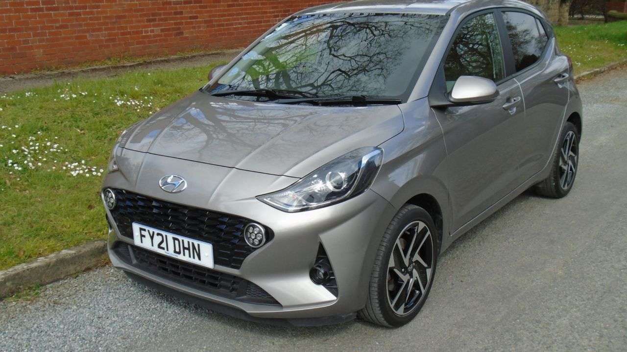 A 2021 HYUNDAI I10 1.0 Premium Hatchback 5dr Petrol Manual Euro 6 (s/s) (67 ps) 12M MOT & 6M W A 2021 HYUNDAI I10 1.0 Premium Hatchback 5dr Petrol Manual Euro 6 (s/s) (67 ps) 12M MOT & 6M W