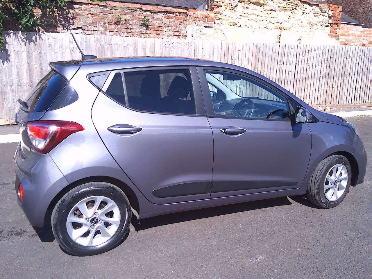 A 2017 HYUNDAI I10 1.2 Premium Hatchback 5dr Petrol Manual Euro 6 (87 ps) SERVICE, 12M MOT & 6 A 2017 HYUNDAI I10 1.2 Premium Hatchback 5dr Petrol Manual Euro 6 (87 ps) SERVICE, 12M MOT & 6