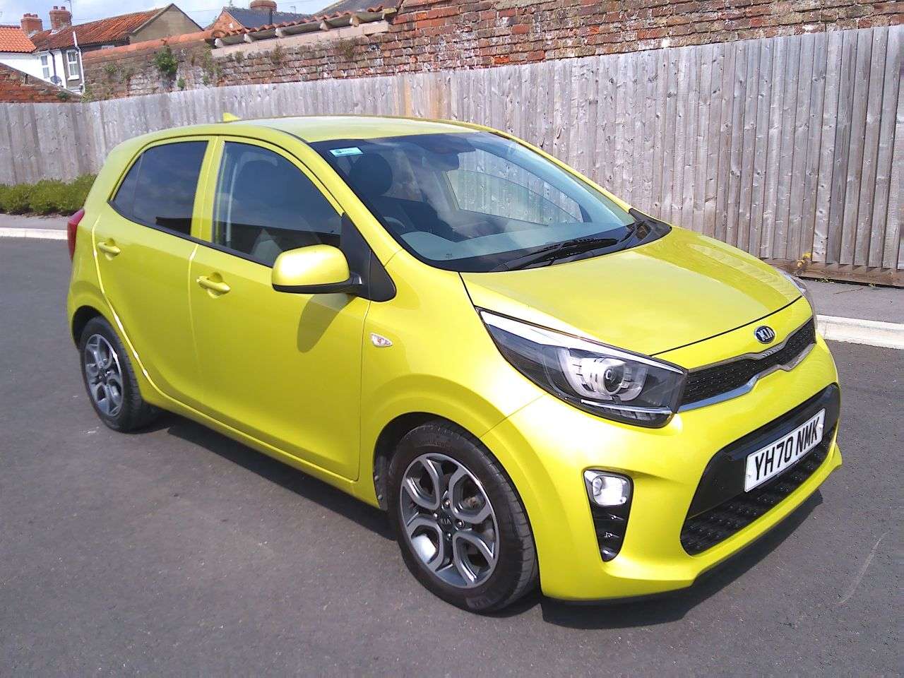 A 2020 KIA PICANTO 1.0 Zest Hatchback 5dr Petrol Manual Euro 6 (s/s) (4Seat) (66 bhp) FSH WITH A 2020 KIA PICANTO 1.0 Zest Hatchback 5dr Petrol Manual Euro 6 (s/s) (4Seat) (66 bhp) FSH WITH